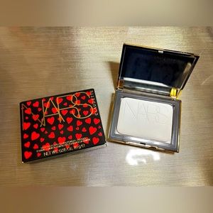 BRAND NEW NARS TRANSLUCENT
CRYSTAL LIGHT REFLECTING SETTING POWDER ❤️❤️❤️